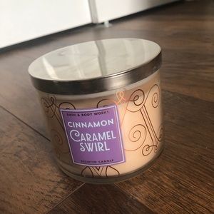✨Bath & Body Works Cinnamon Caramel Swirl Candle ✨